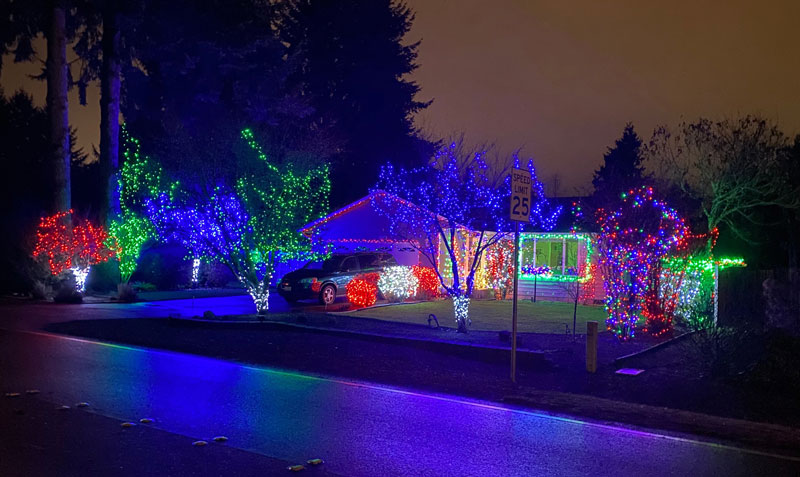 CCGCE Presents its "Lawn of the Quarter Award" For Winter 2022-23 1 Scott and Jody's yard at Christmas
